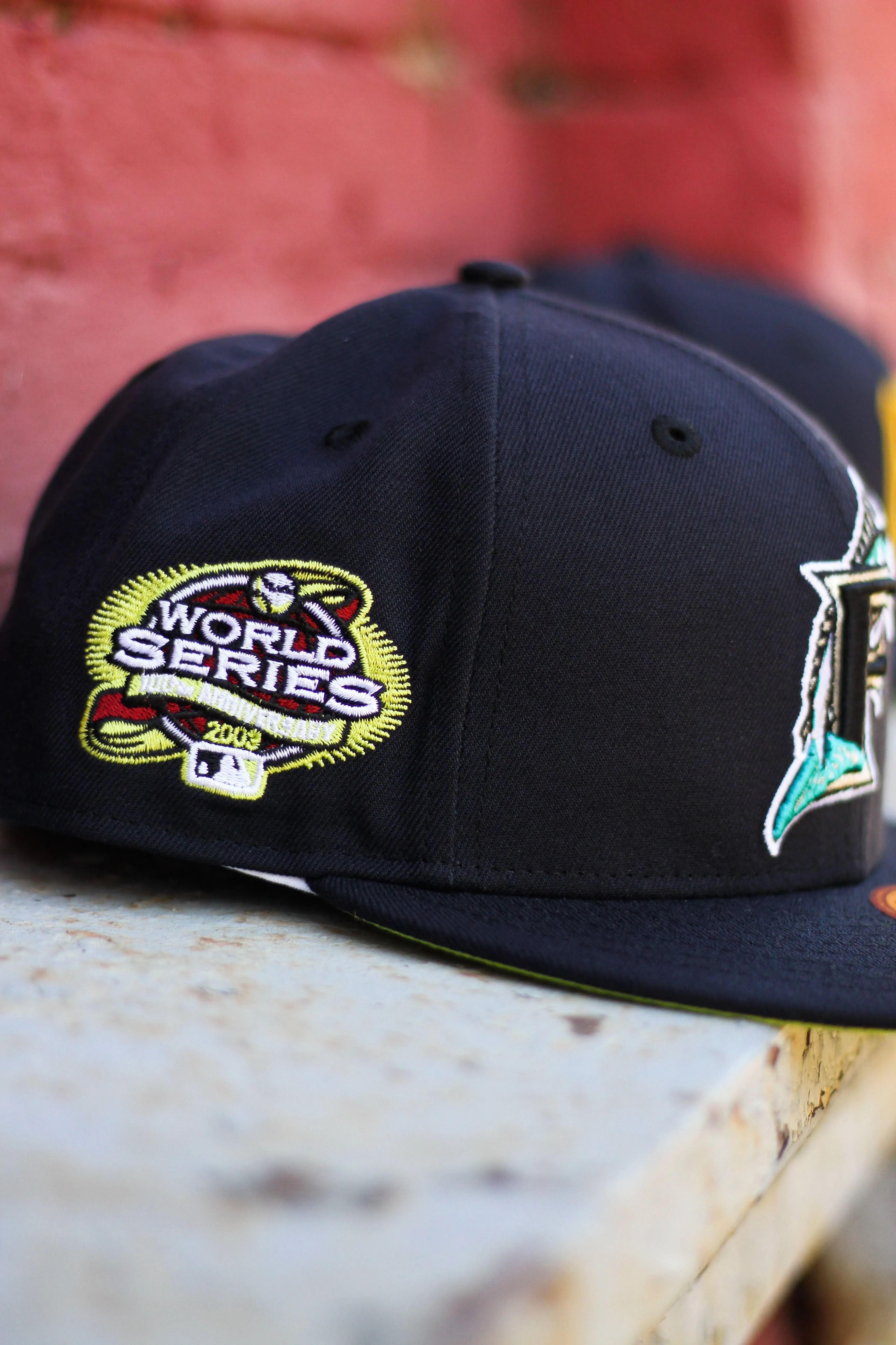 2003 FLORIDA MARLINS NAVY FITTED W/ KIWI UNDER VISOR