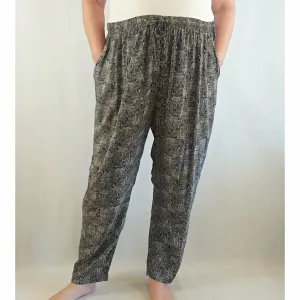 Black and white pre-owned print drawstring pants with pockets, would fit 16-18