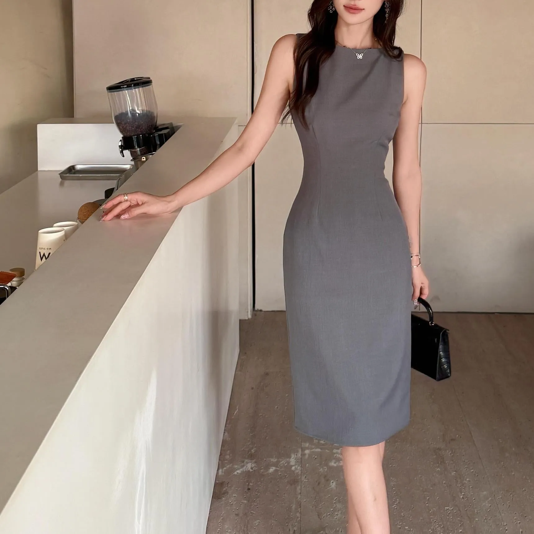 Elegant Bodycon Dress with a Minimalist Style