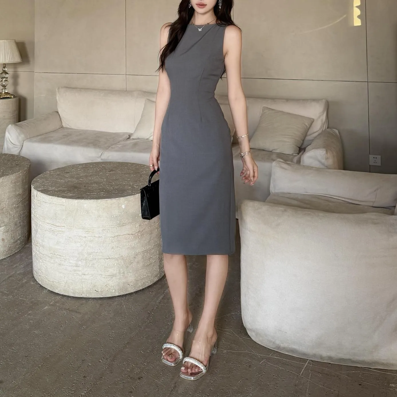 Elegant Bodycon Dress with a Minimalist Style