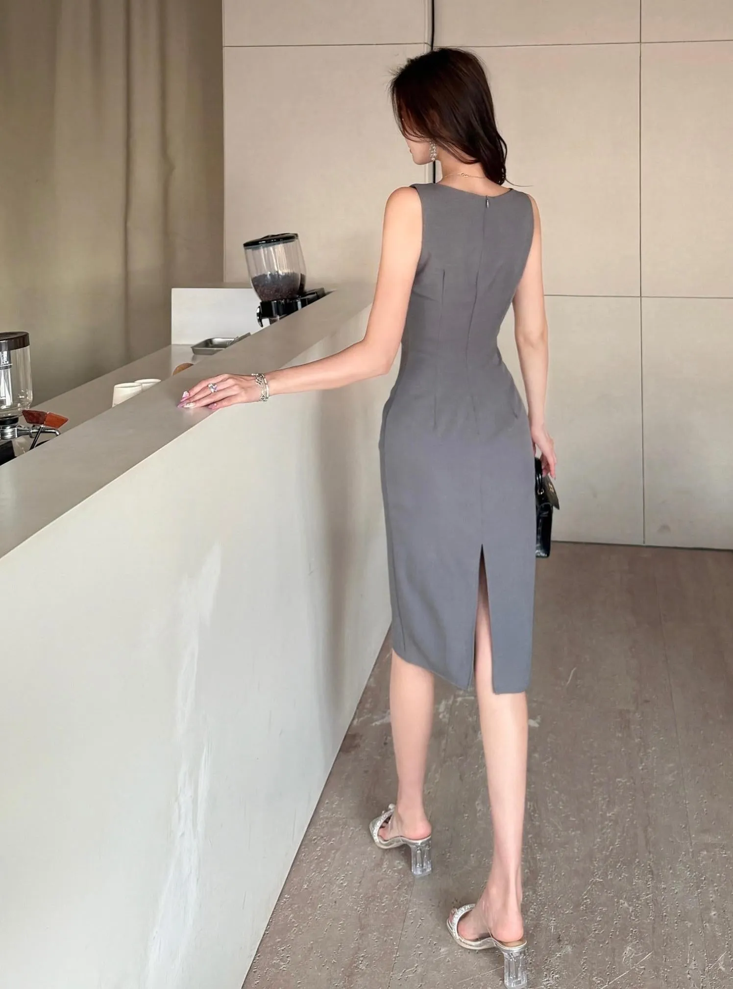 Elegant Bodycon Dress with a Minimalist Style
