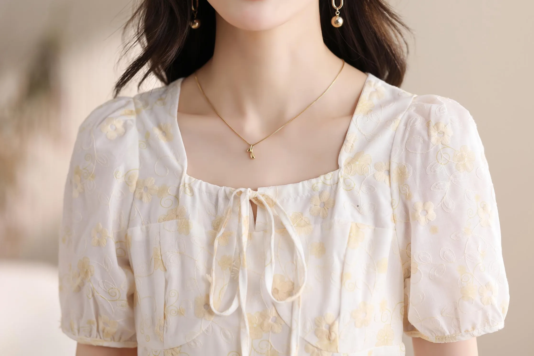 Elegant Knee-Length Tea Dress Featuring a Stylish Square Neckline