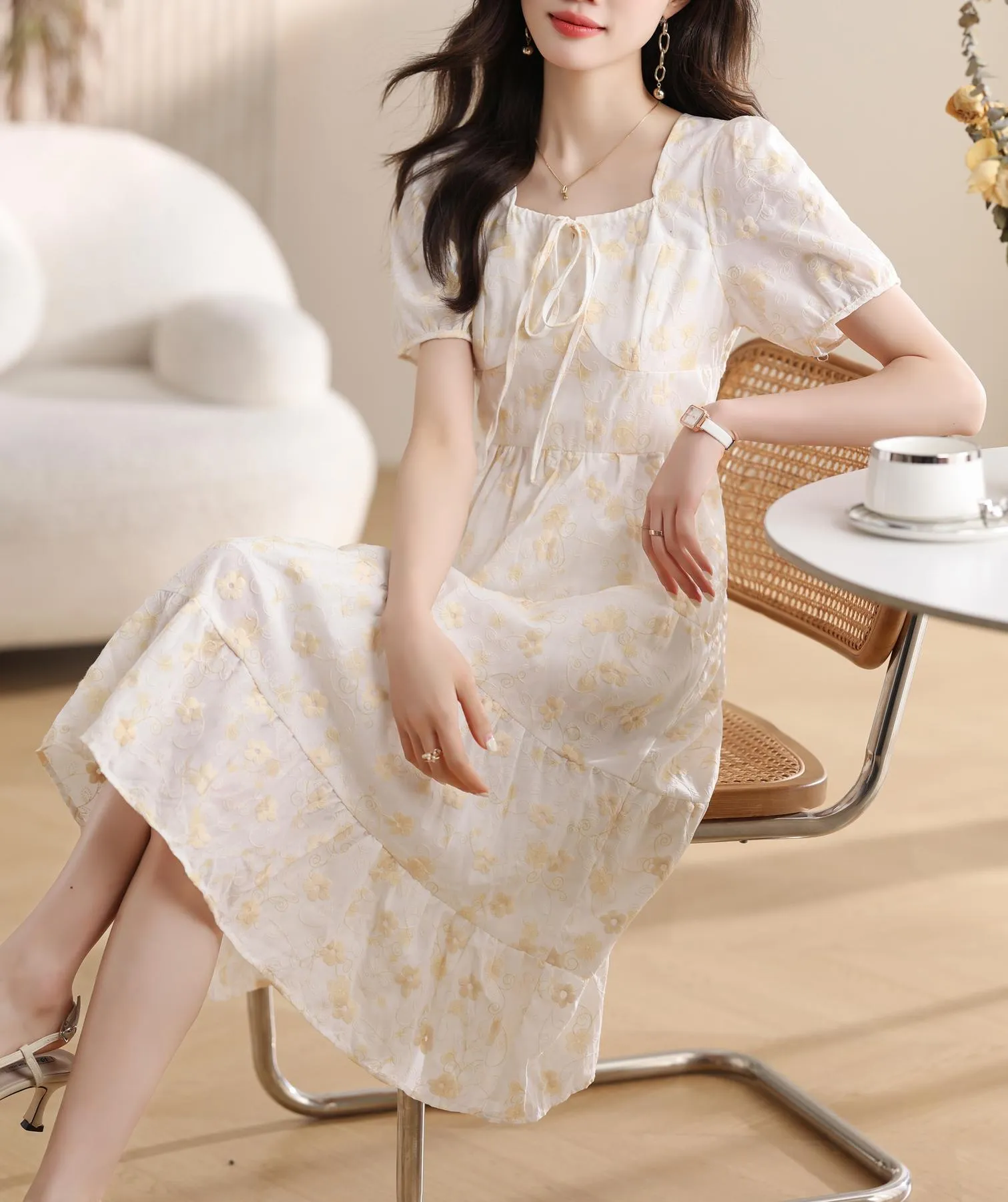 Elegant Knee-Length Tea Dress Featuring a Stylish Square Neckline