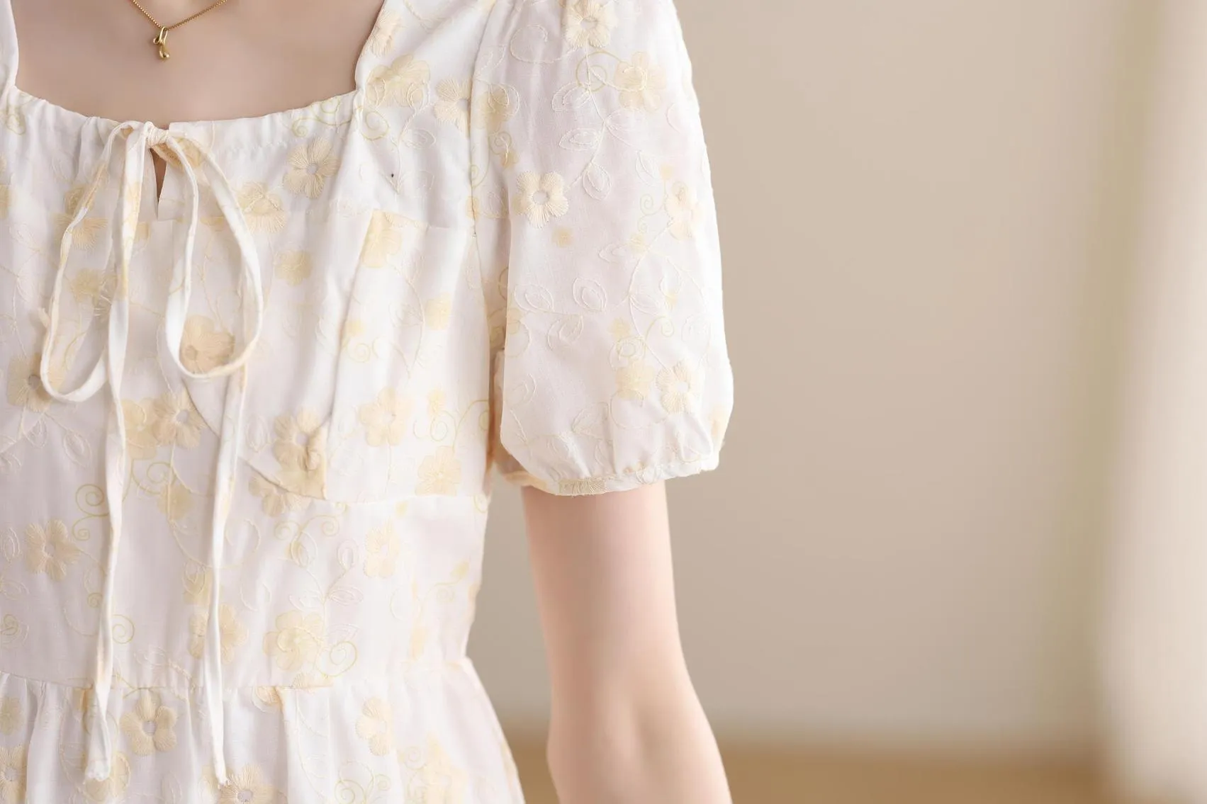 Elegant Knee-Length Tea Dress Featuring a Stylish Square Neckline