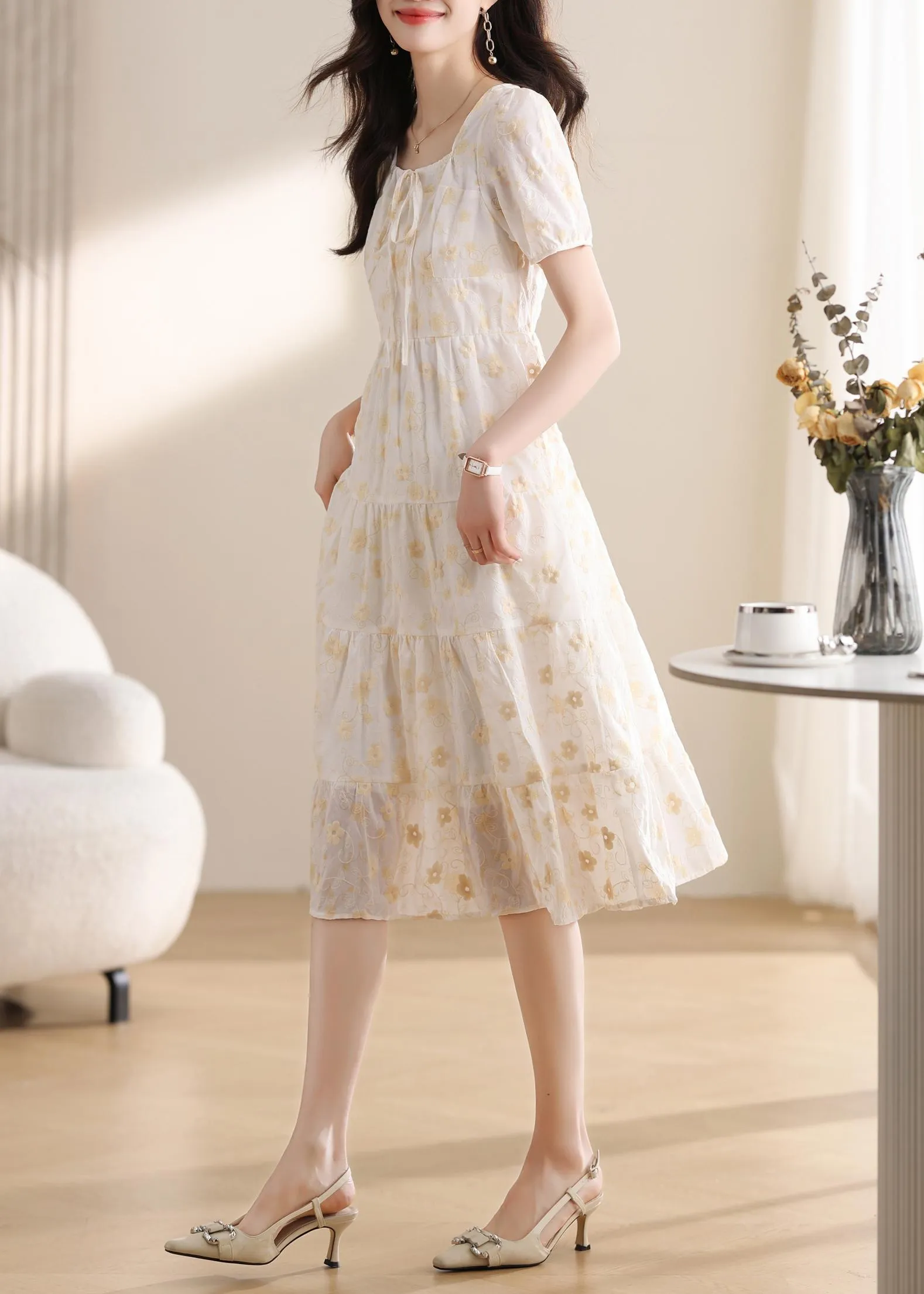 Elegant Knee-Length Tea Dress Featuring a Stylish Square Neckline