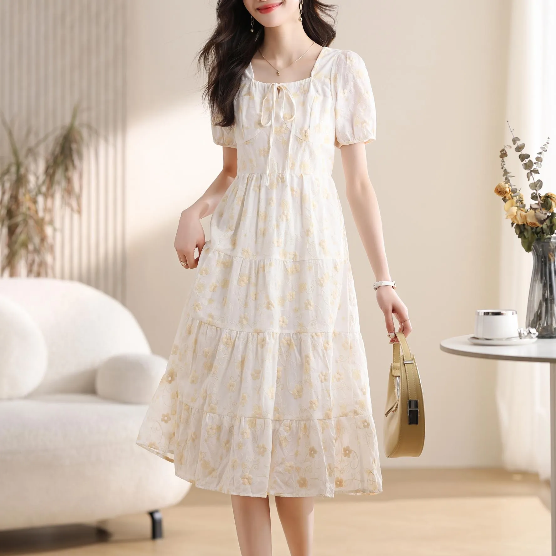 Elegant Knee-Length Tea Dress Featuring a Stylish Square Neckline