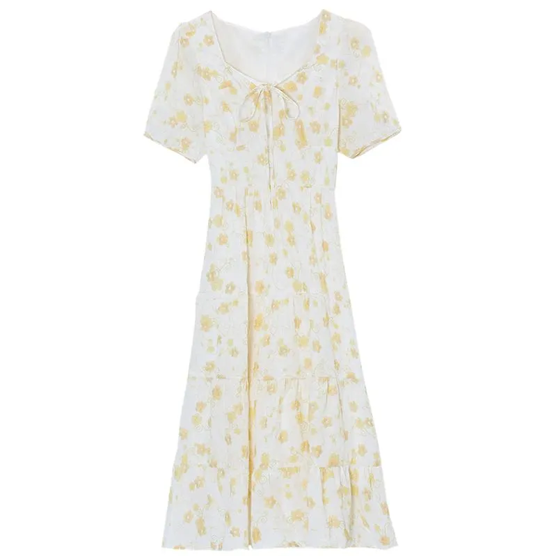Elegant Knee-Length Tea Dress Featuring a Stylish Square Neckline