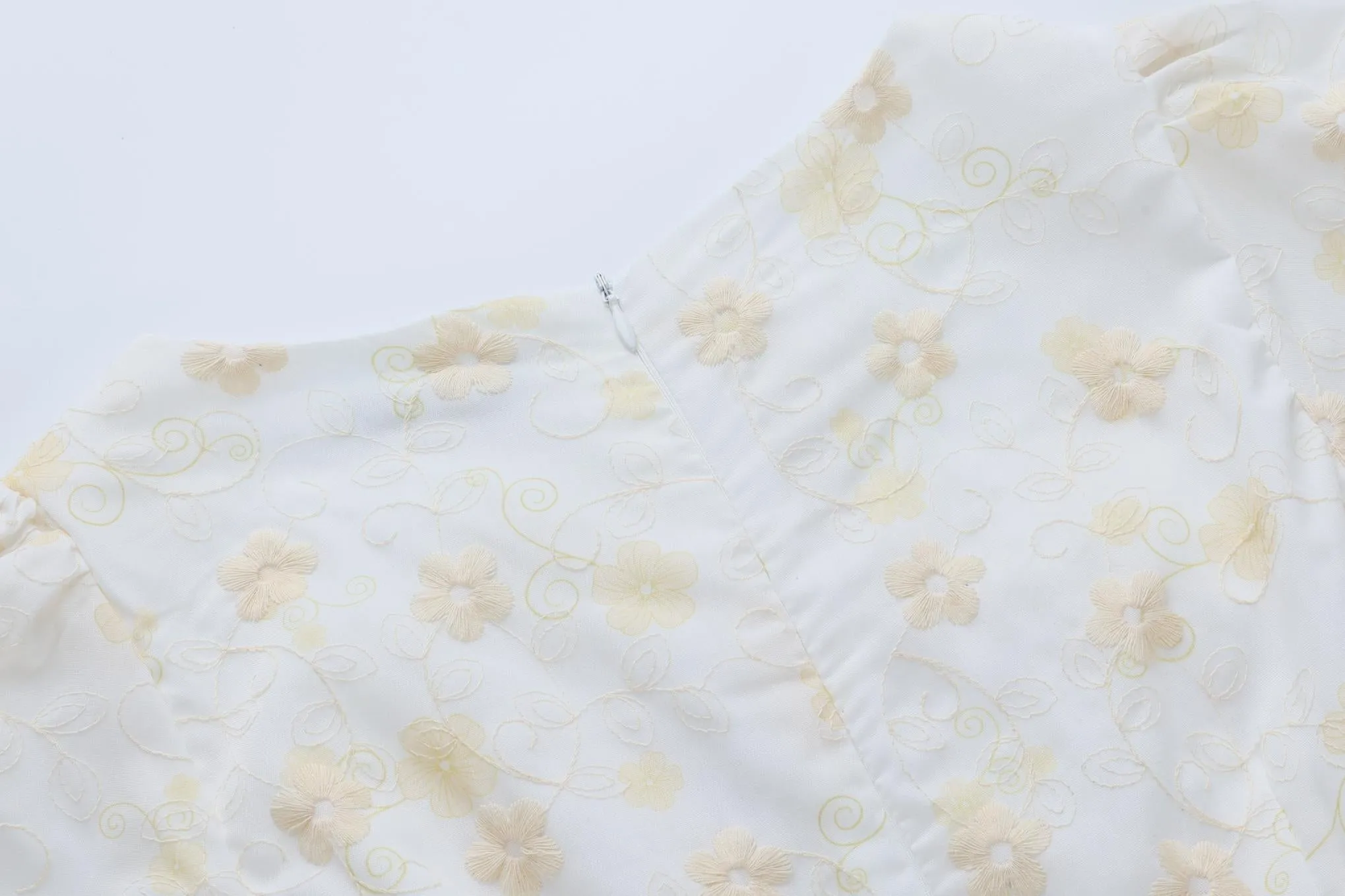 Elegant Knee-Length Tea Dress Featuring a Stylish Square Neckline