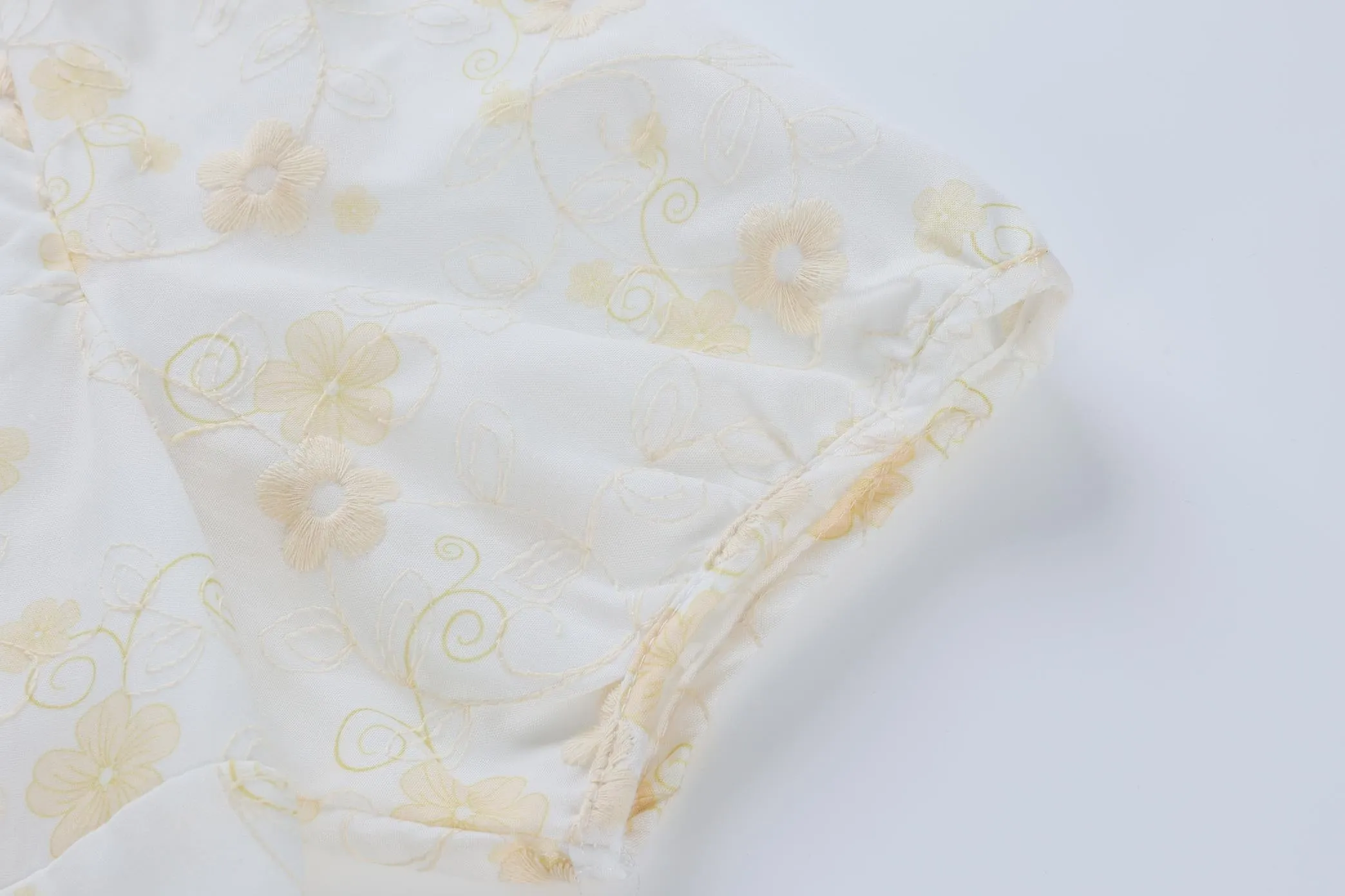 Elegant Knee-Length Tea Dress Featuring a Stylish Square Neckline