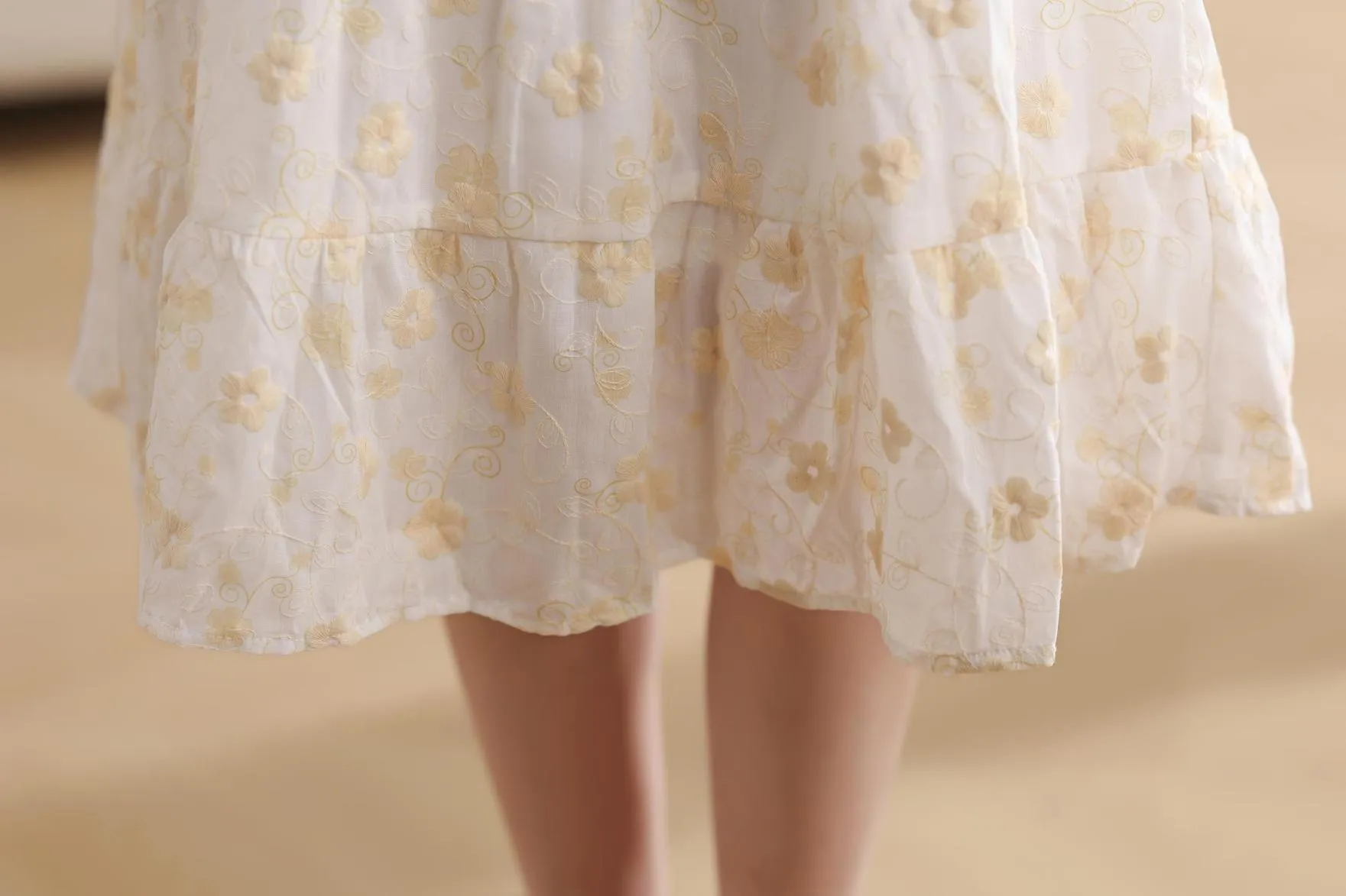 Elegant Knee-Length Tea Dress Featuring a Stylish Square Neckline