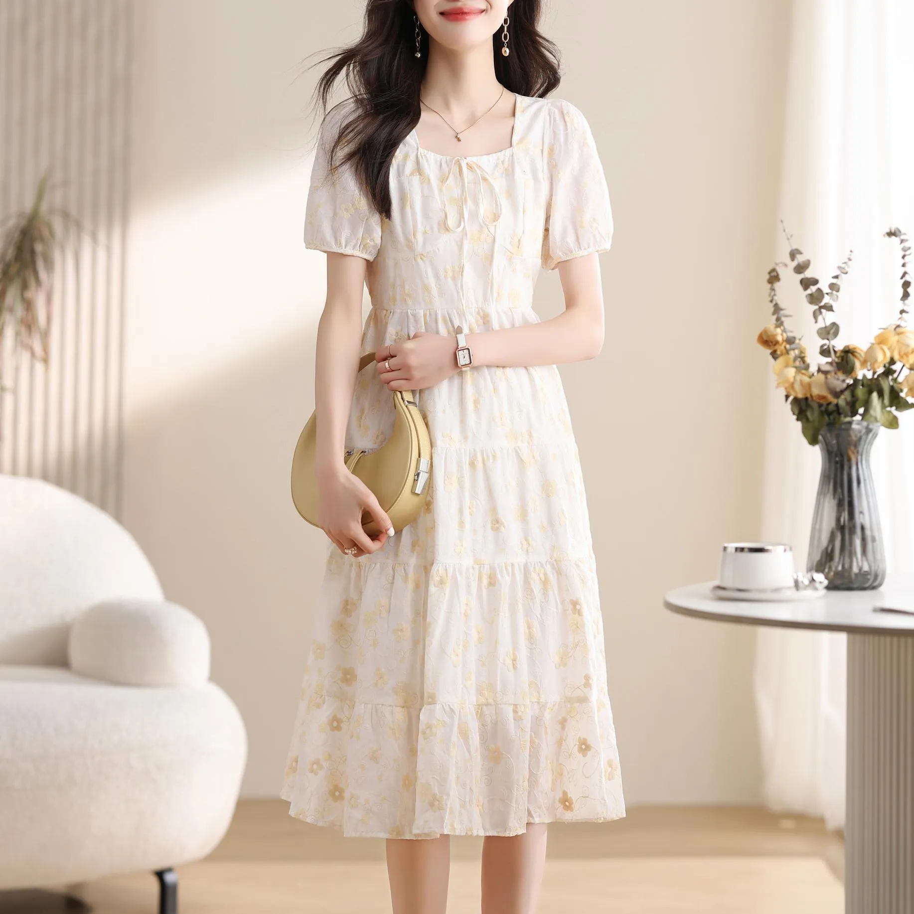 Elegant Knee-Length Tea Dress Featuring a Stylish Square Neckline