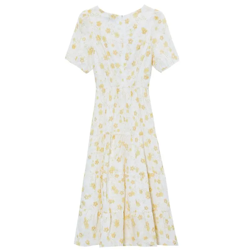 Elegant Knee-Length Tea Dress Featuring a Stylish Square Neckline