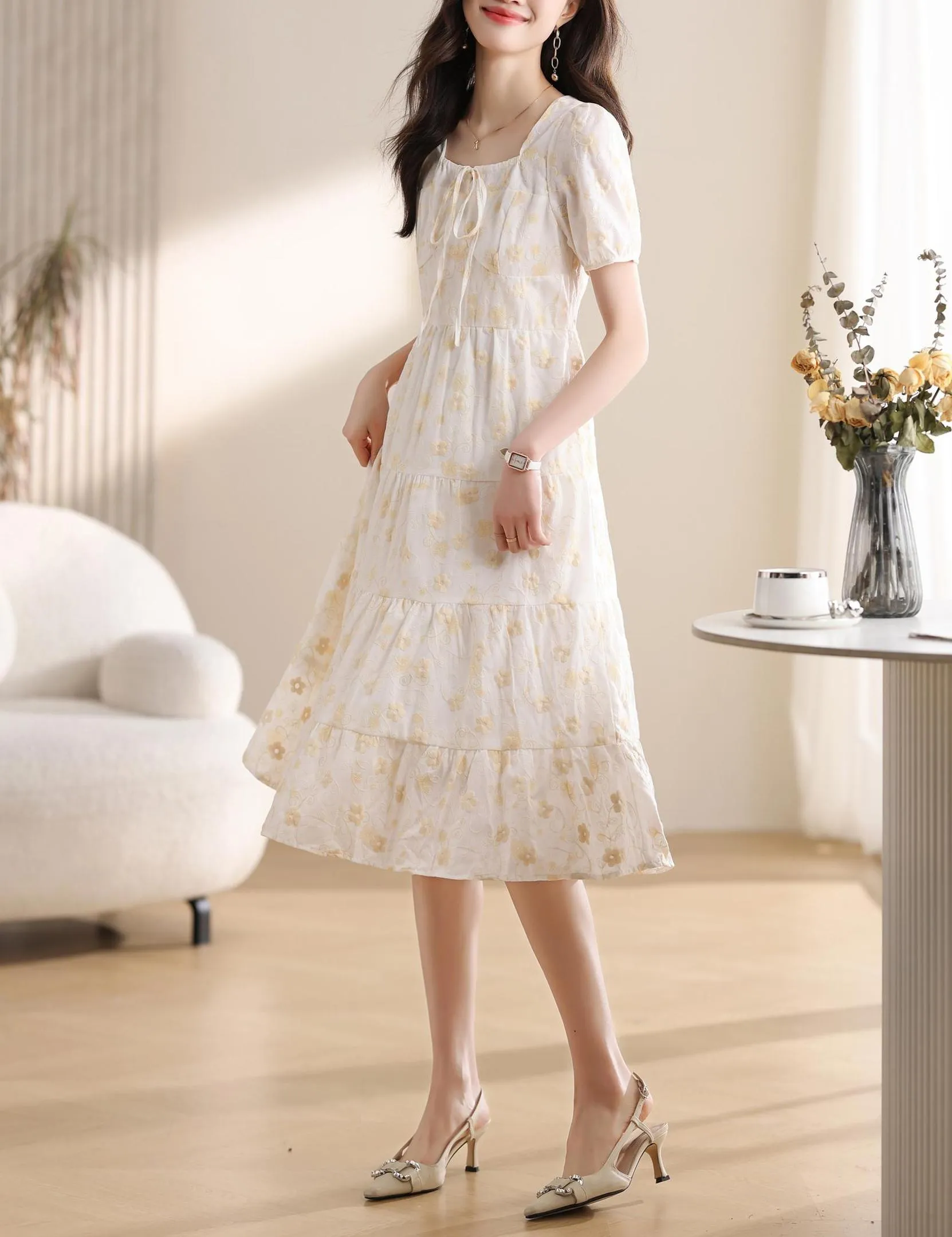Elegant Knee-Length Tea Dress Featuring a Stylish Square Neckline