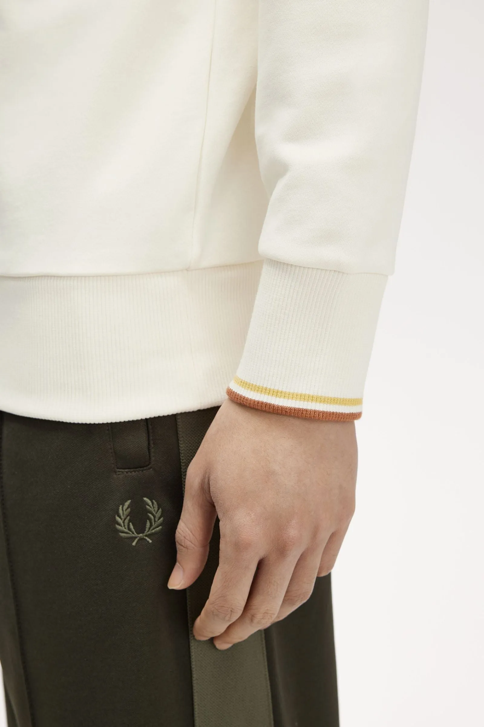 Fred Perry M3574 Half Zip Sweatshirt X01 Ecr/Hnycmb/Mrmld