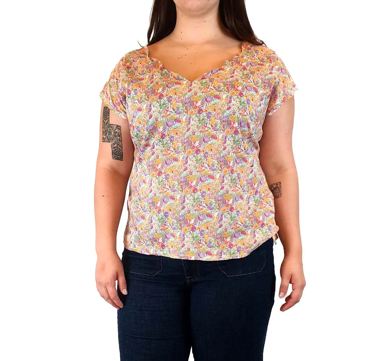 Made590 floral tee shirt with scalloped neckline size L