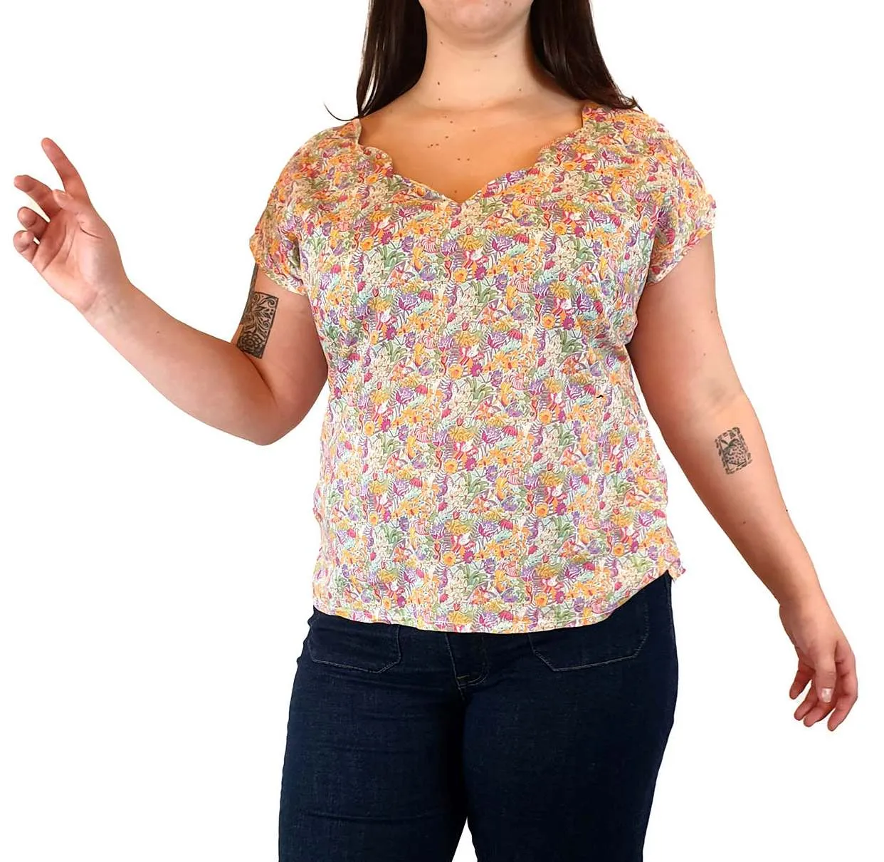 Made590 floral tee shirt with scalloped neckline size L