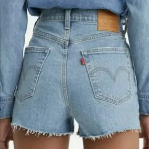 NWT $79 Levis Premium Ribcage Shorts Sz 25