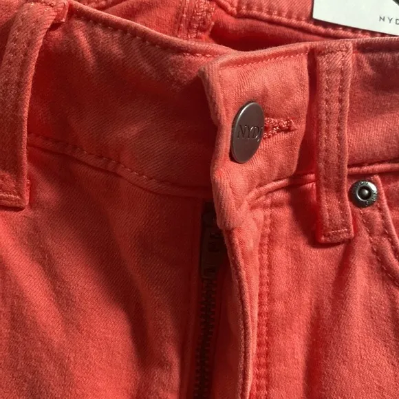 NYDJ BRIELLA SHORT SIDESEAM SLITS SHORTS.