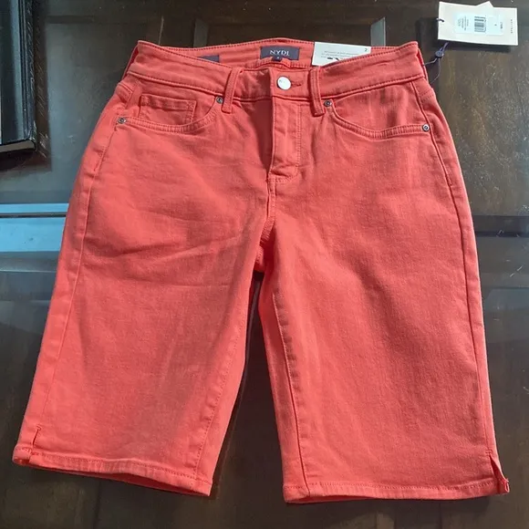 NYDJ BRIELLA SHORT SIDESEAM SLITS SHORTS.
