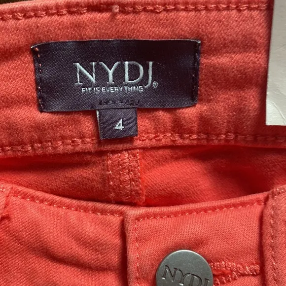 NYDJ BRIELLA SHORT SIDESEAM SLITS SHORTS.