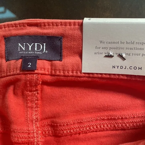 NYDJ BRIELLA SHORT SIDESEAM SLITS SHORTS.