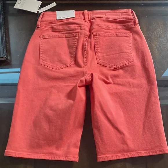 NYDJ BRIELLA SHORT SIDESEAM SLITS SHORTS.
